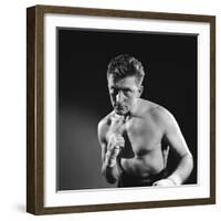 Le champion CHAMPION by Mark Robson with Kirk Douglas, 1949 (b/w photo)-null-Framed Photo