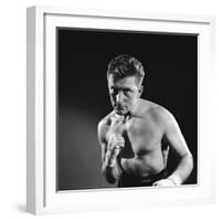 Le champion CHAMPION by Mark Robson with Kirk Douglas, 1949 (b/w photo)-null-Framed Photo