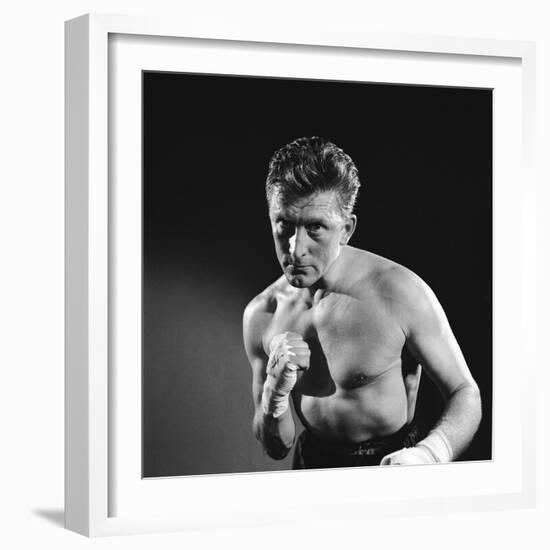 Le champion CHAMPION by Mark Robson with Kirk Douglas, 1949 (b/w photo)-null-Framed Photo