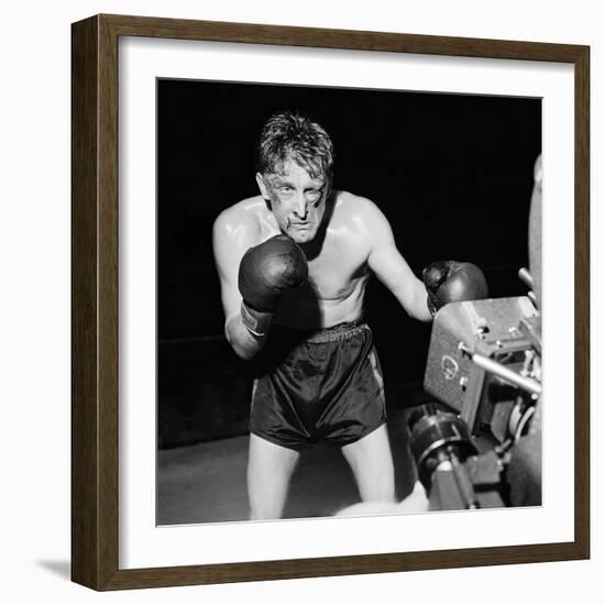 Le champion CHAMPION by Mark Robson with Kirk Douglas, 1949 (b/w photo)-null-Framed Photo