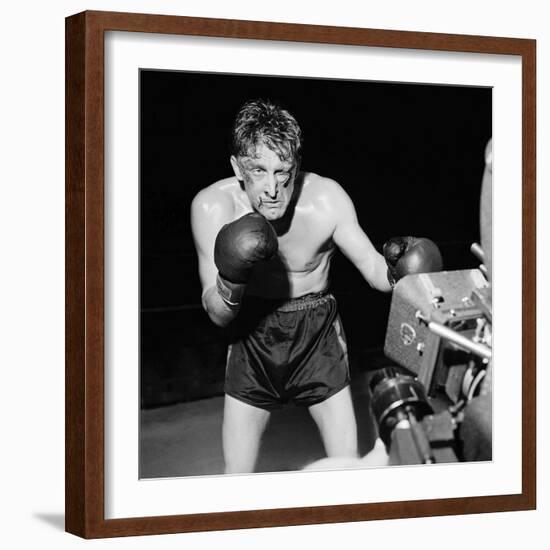 Le champion CHAMPION by Mark Robson with Kirk Douglas, 1949 (b/w photo)-null-Framed Photo