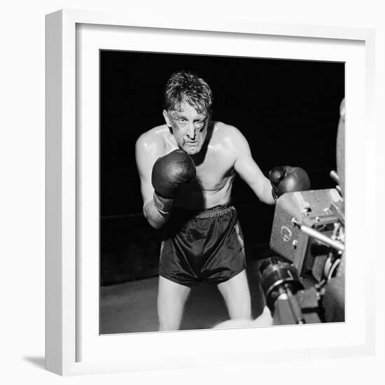 Le champion CHAMPION by Mark Robson with Kirk Douglas, 1949 (b/w photo)-null-Framed Photo