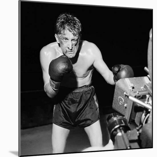 Le champion CHAMPION by Mark Robson with Kirk Douglas, 1949 (b/w photo)-null-Mounted Photo