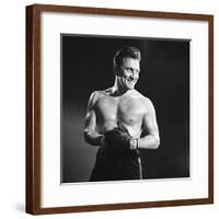 Le champion CHAMPION by Mark Robson with Kirk Douglas, 1949 (b/w photo)-null-Framed Photo