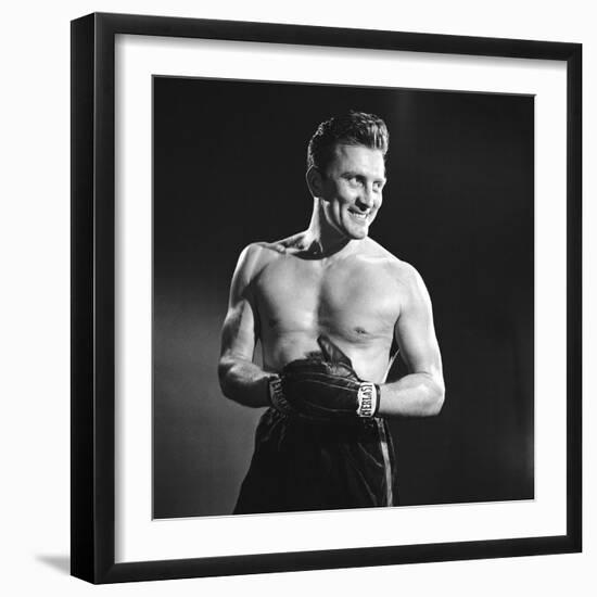 Le champion CHAMPION by Mark Robson with Kirk Douglas, 1949 (b/w photo)-null-Framed Photo