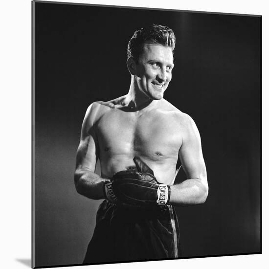 Le champion CHAMPION by Mark Robson with Kirk Douglas, 1949 (b/w photo)-null-Mounted Photo