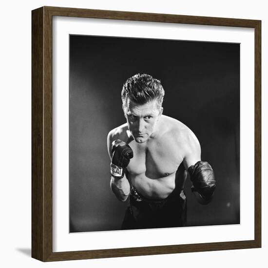 Le champion CHAMPION by Mark Robson with Kirk Douglas, 1949 (b/w photo)-null-Framed Photo