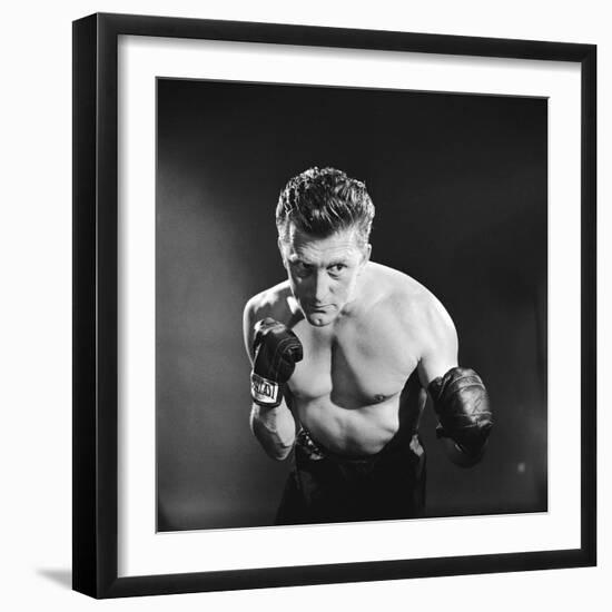 Le champion CHAMPION by Mark Robson with Kirk Douglas, 1949 (b/w photo)-null-Framed Photo