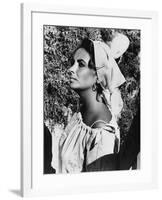 Le Chevalier des Sables THE SANDPIPER by Vincente Minnelli with Elizabeth Taylor, 1965 (b/w photo)-null-Framed Photo