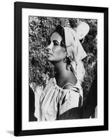 Le Chevalier des Sables THE SANDPIPER by Vincente Minnelli with Elizabeth Taylor, 1965 (b/w photo)-null-Framed Photo