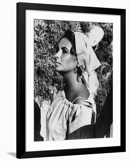 Le Chevalier des Sables THE SANDPIPER by Vincente Minnelli with Elizabeth Taylor, 1965 (b/w photo)-null-Framed Photo