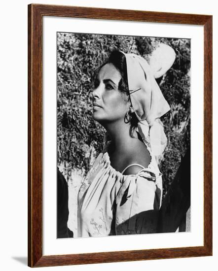 Le Chevalier des Sables THE SANDPIPER by Vincente Minnelli with Elizabeth Taylor, 1965 (b/w photo)-null-Framed Photo