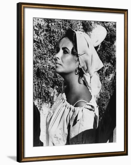 Le Chevalier des Sables THE SANDPIPER by Vincente Minnelli with Elizabeth Taylor, 1965 (b/w photo)-null-Framed Photo