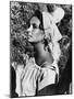 Le Chevalier des Sables THE SANDPIPER by Vincente Minnelli with Elizabeth Taylor, 1965 (b/w photo)-null-Mounted Photo