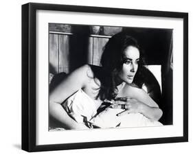 Le Chevalier des Sables THE SANDPIPER by Vincente Minnelli with Elizabeth Taylor, 1965 (b/w photo)-null-Framed Photo