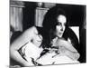 Le Chevalier des Sables THE SANDPIPER by Vincente Minnelli with Elizabeth Taylor, 1965 (b/w photo)-null-Mounted Photo