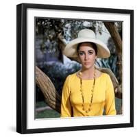 Le Chevalier des Sables THE SANDPIPER by Vincente Minnelli with Elizabeth Taylor, 1965 (photo)-null-Framed Photo