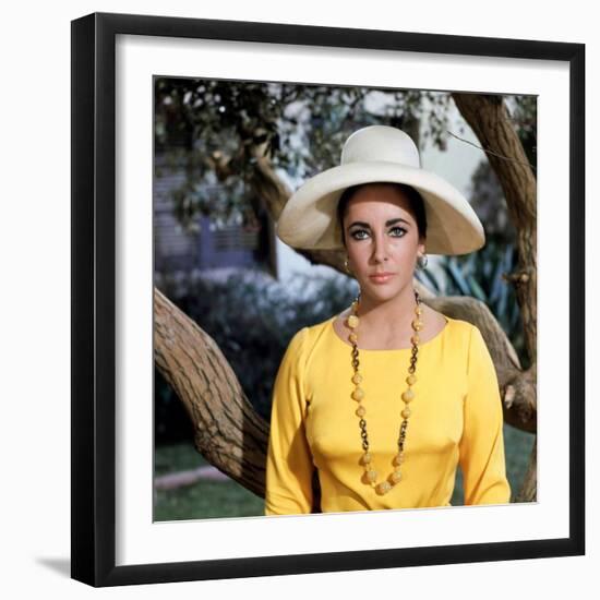 Le Chevalier des Sables THE SANDPIPER by Vincente Minnelli with Elizabeth Taylor, 1965 (photo)-null-Framed Photo