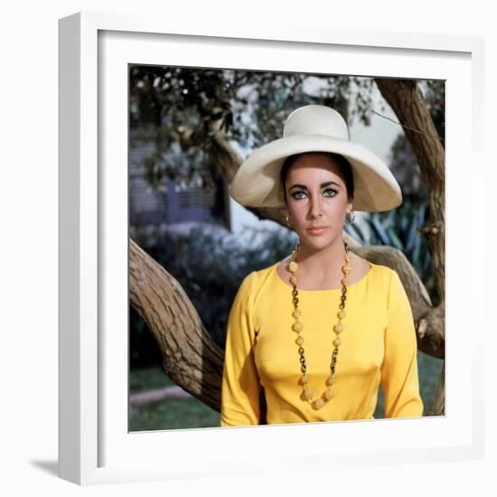 Le Chevalier des Sables THE SANDPIPER by Vincente Minnelli with Elizabeth Taylor, 1965 (photo)-null-Framed Photo