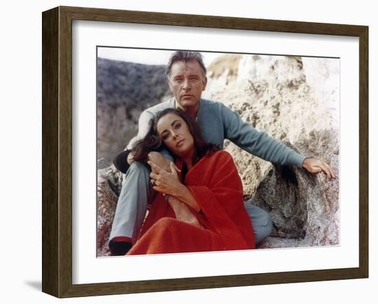 Le Chevalier des Sables THE SANDPIPER by Vincente Minnelli with Richard Burton and Elizabeth Taylor-null-Framed Photo