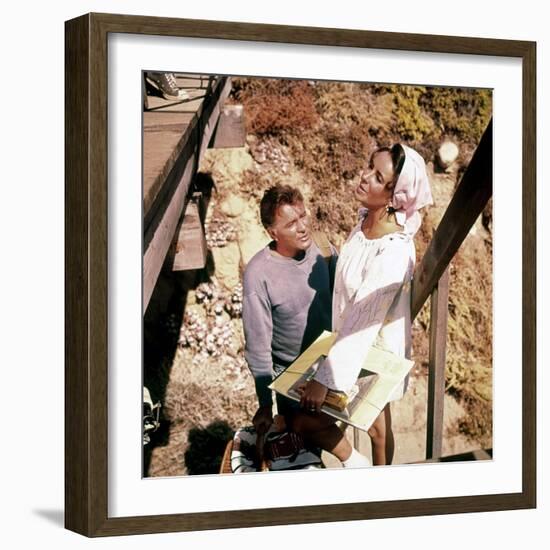 Le Chevalier des Sables THE SANDPIPER by Vincente Minnelli with Richard Burton and Elizabeth Taylor-null-Framed Photo