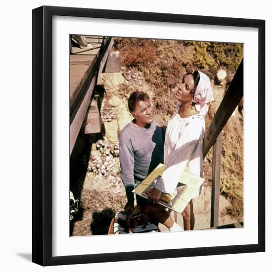 Le Chevalier des Sables THE SANDPIPER by Vincente Minnelli with Richard Burton and Elizabeth Taylor-null-Framed Photo