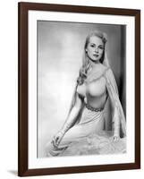 Le chevalier du roi ( The Black Shield of Falworth ) by RudolphMate with Janet Leigh, 1954 (photo)-null-Framed Photo