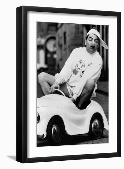 Le Comedien Britannique Rowan Atkinson Portant Un Nez De Clown Dans Une Voiture Pour Enfants-null-Framed Photo