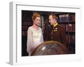 Le Cygne THE SWAN by CharlesVidor with Grace Kelly and Alec Guinness, 1956 (photo)-null-Framed Photo