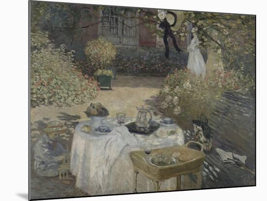 Le déjeuner ; panneau décoratif, jardin de Monet à Argenteuil, à gauche son fils Jean.-Claude Monet-Mounted Giclee Print