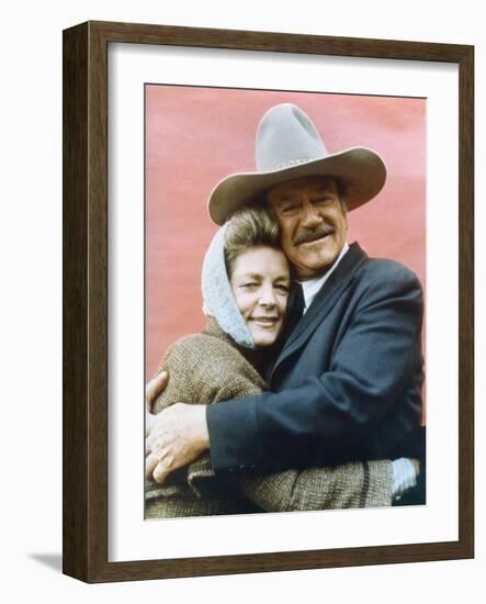 Le Dernier des Geants THE SHOOTIST by DonSiegel with John Wayne and Lauren Bacall, 1976 (photo)-null-Framed Photo