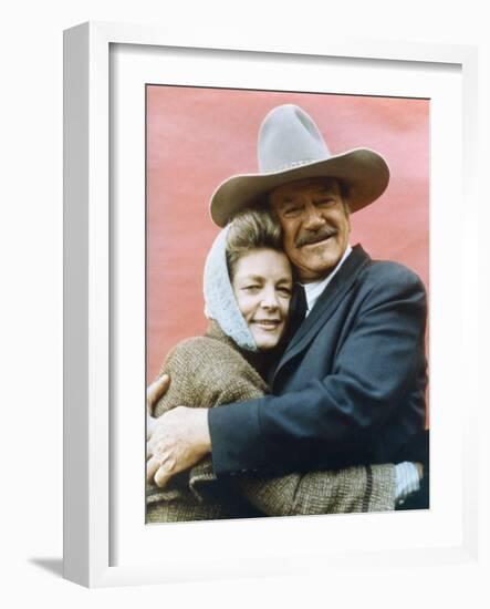 Le Dernier des Geants THE SHOOTIST by DonSiegel with John Wayne and Lauren Bacall, 1976 (photo)-null-Framed Photo