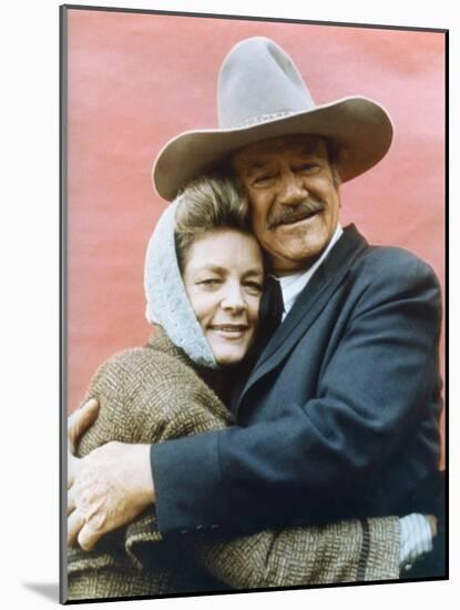 Le Dernier des Geants THE SHOOTIST by DonSiegel with John Wayne and Lauren Bacall, 1976 (photo)-null-Mounted Photo