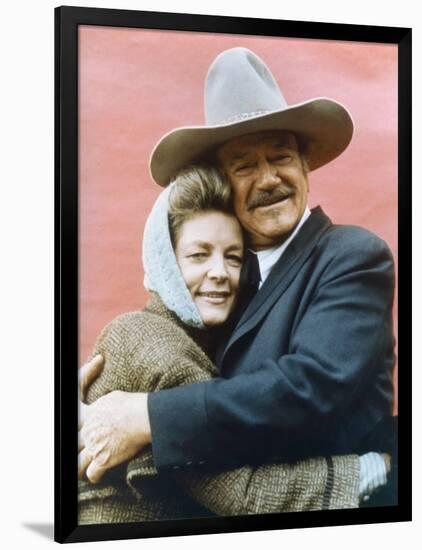 Le Dernier des Geants THE SHOOTIST by DonSiegel with John Wayne and Lauren Bacall, 1976 (photo)-null-Framed Photo