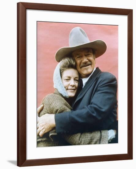 Le Dernier des Geants THE SHOOTIST by DonSiegel with John Wayne and Lauren Bacall, 1976 (photo)-null-Framed Photo