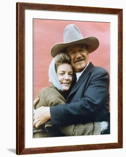 Le Dernier des Geants THE SHOOTIST by DonSiegel with John Wayne and Lauren Bacall, 1976 (photo)-null-Framed Photo