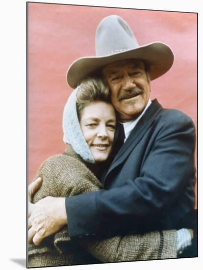 Le Dernier des Geants THE SHOOTIST by DonSiegel with John Wayne and Lauren Bacall, 1976 (photo)-null-Mounted Photo