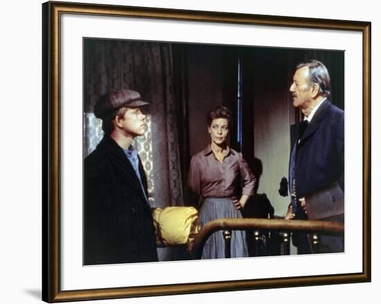 Le Dernier des Geants THE SHOOTIST by DonSiegel with Ron Howard, John Wayne and Lauren Bacall, 1976-null-Framed Photo