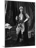 Le fils du Cheik The son of the Sheik by GeorgeFitzmaurice with Rudolph Valentino, 1926 (b/w photo)-null-Mounted Photo