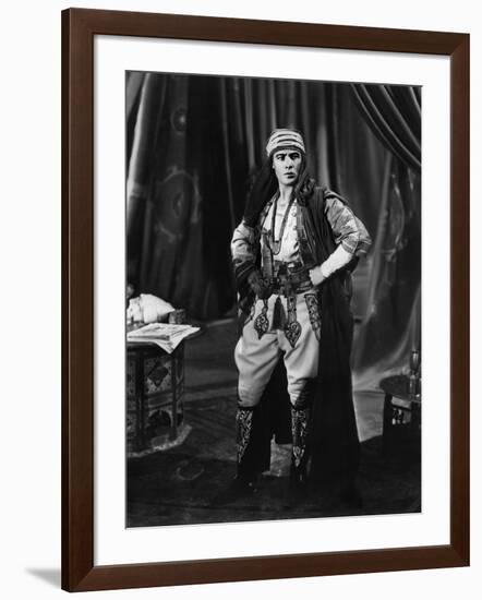 Le fils du Cheik The son of the Sheik by GeorgeFitzmaurice with Rudolph Valentino, 1926 (b/w photo)-null-Framed Photo