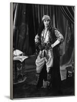 Le fils du Cheik The son of the Sheik by GeorgeFitzmaurice with Rudolph Valentino, 1926 (b/w photo)-null-Framed Photo