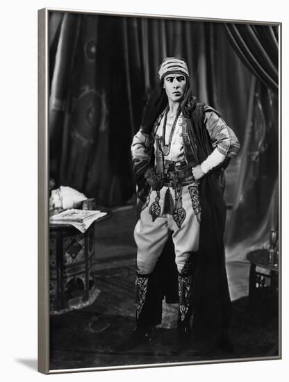 Le fils du Cheik The son of the Sheik by GeorgeFitzmaurice with Rudolph Valentino, 1926 (b/w photo)-null-Framed Photo