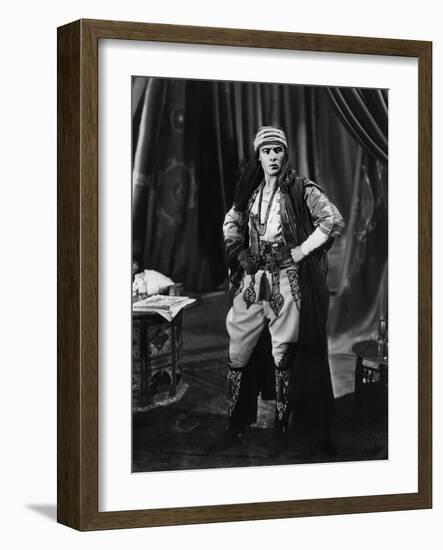 Le fils du Cheik The son of the Sheik by GeorgeFitzmaurice with Rudolph Valentino, 1926 (b/w photo)-null-Framed Photo