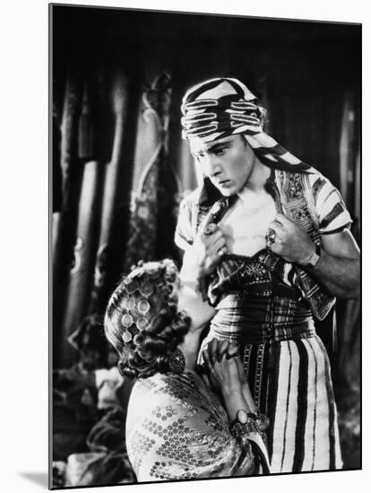 Le Fils du Sheik The Son of the Sheik by George Fitzmaurice with Rudolph Valentino and Vilma Banky,-null-Mounted Photo