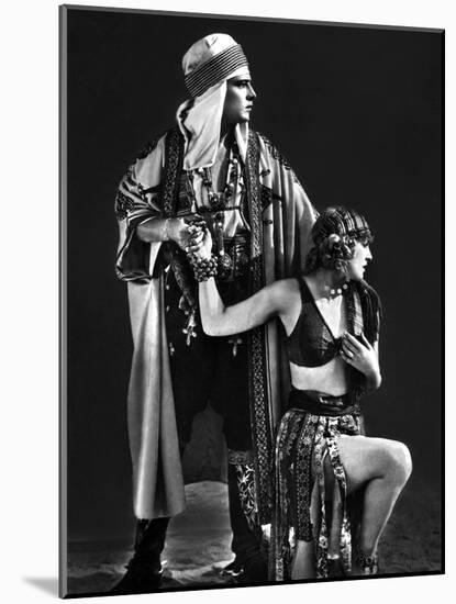 Le Fils du Sheik The Son of the Sheik by George Fitzmaurice with Rudolph Valentino and Vilma Banky,-null-Mounted Photo