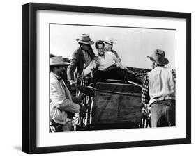 Le Gaucher THE LEFT HANDED GUN by ArthurPenn with Paul Newman en, 1957 (b/w photo)-null-Framed Photo