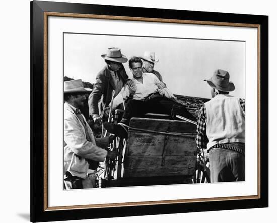 Le Gaucher THE LEFT HANDED GUN by ArthurPenn with Paul Newman en, 1957 (b/w photo)-null-Framed Photo