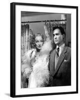 Le grand alibi STAGE FRIGHT by Alfred Hitchcock with Marlene Dietrich, Richard Todd, 1950 (Costumes-null-Framed Photo