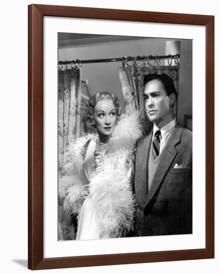 Le grand alibi STAGE FRIGHT by Alfred Hitchcock with Marlene Dietrich, Richard Todd, 1950 (Costumes-null-Framed Photo