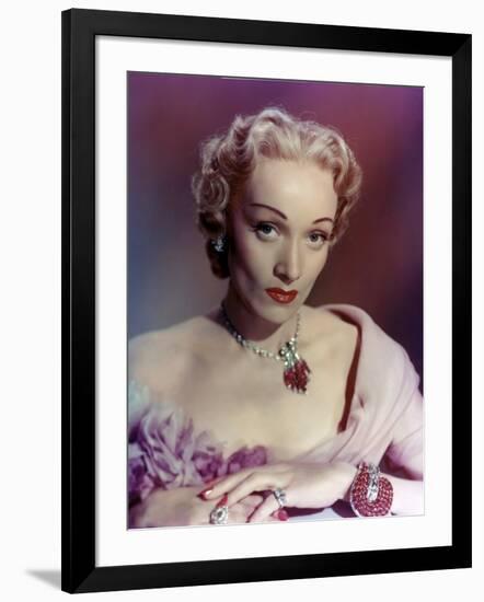 Le grand alibi STAGE FRIGHT by Alfred Hitchcock-null-Framed Photo